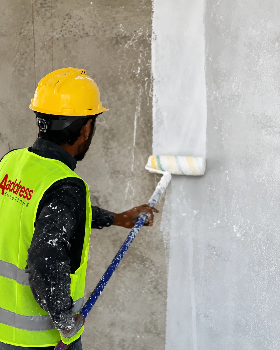 Craftsman applying a premium wall finishing coat